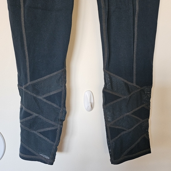 VGUC Athleta Mantra Yoga Capri Crop Mesh Panel Legging Tight Xsmall - Picture 6 of 15